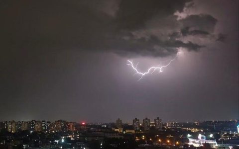 北京多地遭大风冰雹天气：私家车挡风玻璃被砸出窟窿，树木倒伏侵入地铁限界致列车延误