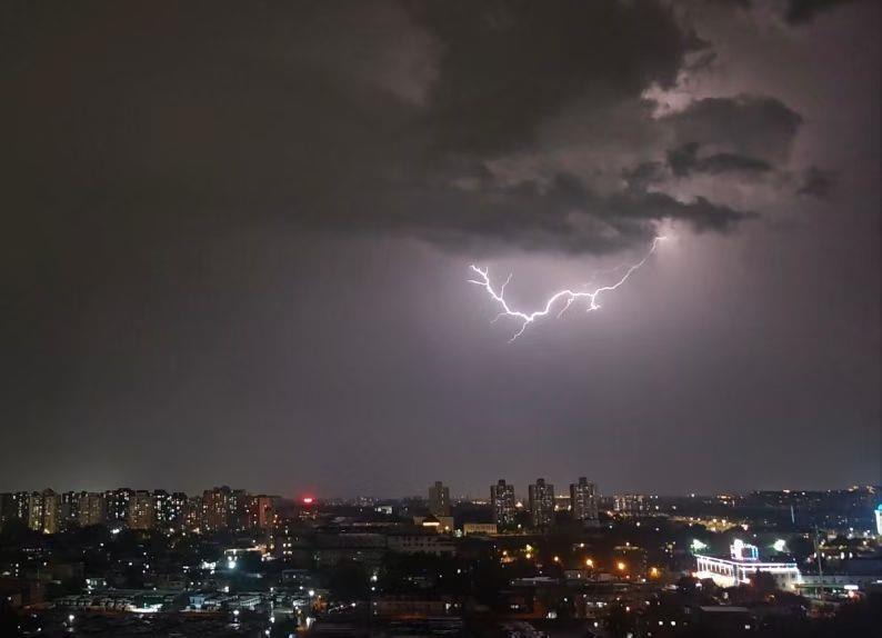 北京多地遭大风冰雹天气：私家车挡风玻璃被砸出窟窿，树木倒伏侵入地铁限界致列车延误