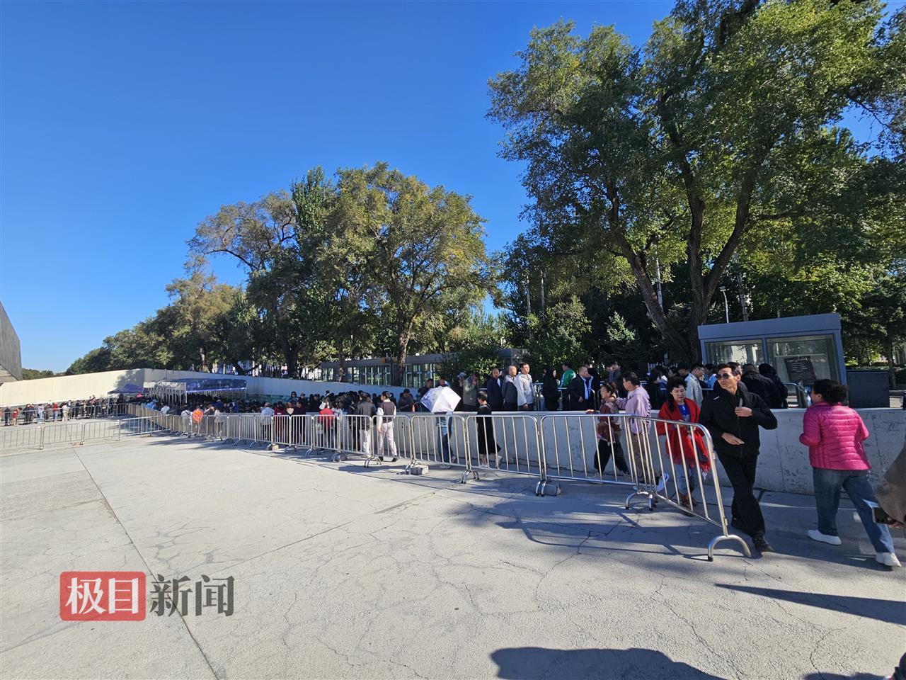 探访七三一罪证陈列馆：有云南游客特地前来献花参观，大学生称将铭记历史努力学习