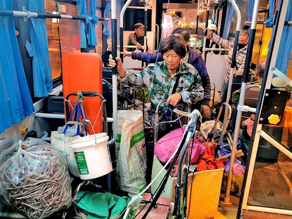 每天凌晨四点半准时出发,从蔡甸开往市区菜市场 “蔬菜专车”载着菜农赶早集