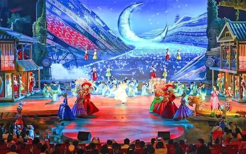 高圆圆领衔众星闪耀凉城 2025恩施女儿会山水间浪漫启幕