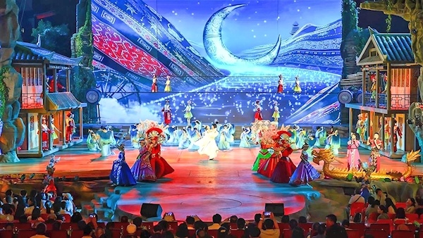 高圆圆领衔众星闪耀凉城 2025恩施女儿会山水间浪漫启幕