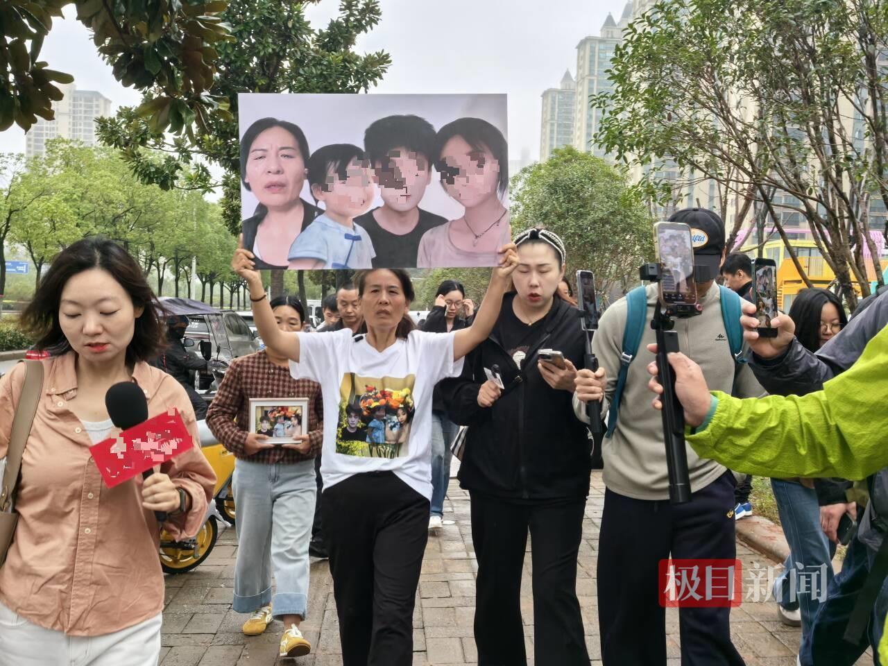 “三人被醉驾撞亡案 ”今日开庭，家属带三人照片来到庭审现场：盼了一年的日子终于到来，希望能严惩肇事者