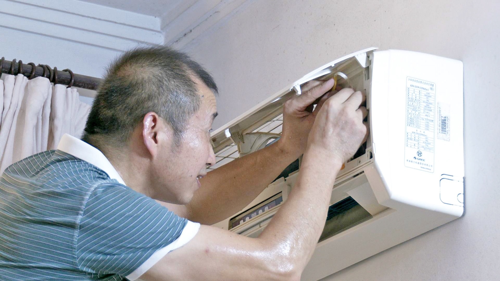 “既然承诺了，就一定要做完” 空调维修工免费为江夏环卫工清洗空调