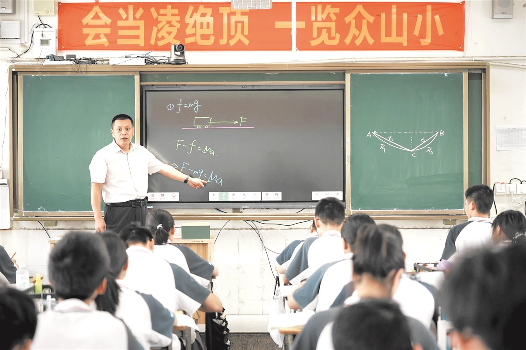 纸杯、自行车，都是他的教具 玩转生活化物理，他的课好青春