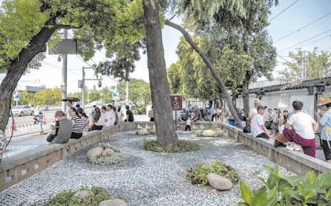 黄鹤楼西门广场给游客带来新体验 可坐观黄鹤楼 赏通透小景