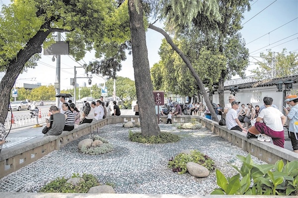 黄鹤楼西门广场给游客带来新体验 可坐观黄鹤楼 赏通透小景