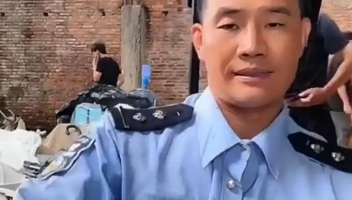 “嘎子哥”谢孟伟百万粉丝抖音账号被封，此前因穿警服带货被行拘，新电影戏份将被拿掉重拍