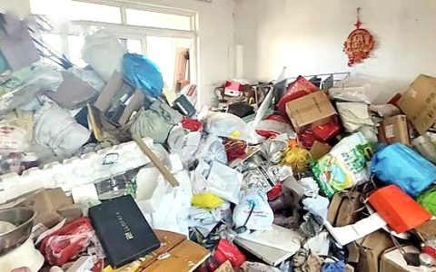 老人在3套房间里囤了30吨垃圾 有关部门出资清运消毒 民警陪家属带她去医院检查