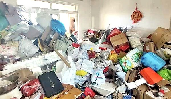 老人在3套房间里囤了30吨垃圾 有关部门出资清运消毒 民警陪家属带她去医院检查