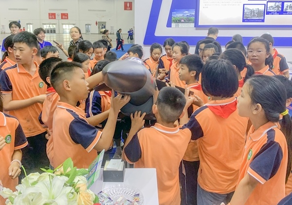 首届国防军工文博会在汉开幕 “白帝”“胖五”等大国重器登场