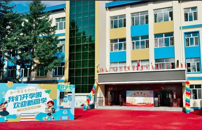 黑河小学开学迎来大批俄罗斯学生，校方：共接收16名留学生，用汉语教学