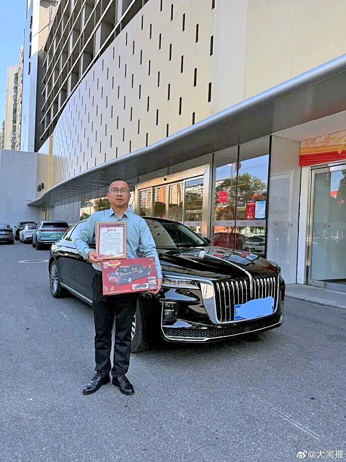 参加九三阅兵的礼宾车全部归还 车子全面检查后加满了油 车主还收到感谢信纪念品