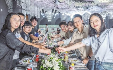 武汉百余家餐厅盛邀大学生尝“十大名菜”