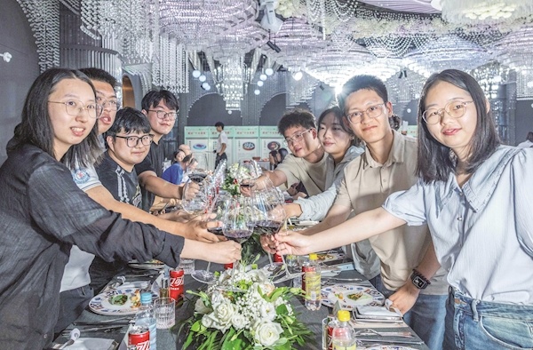 武汉百余家餐厅盛邀大学生尝“十大名菜”