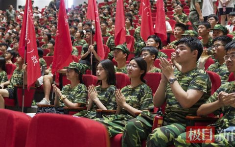 这堂超燃的阅兵观摩课，让“家国”二字住进新生们的心里