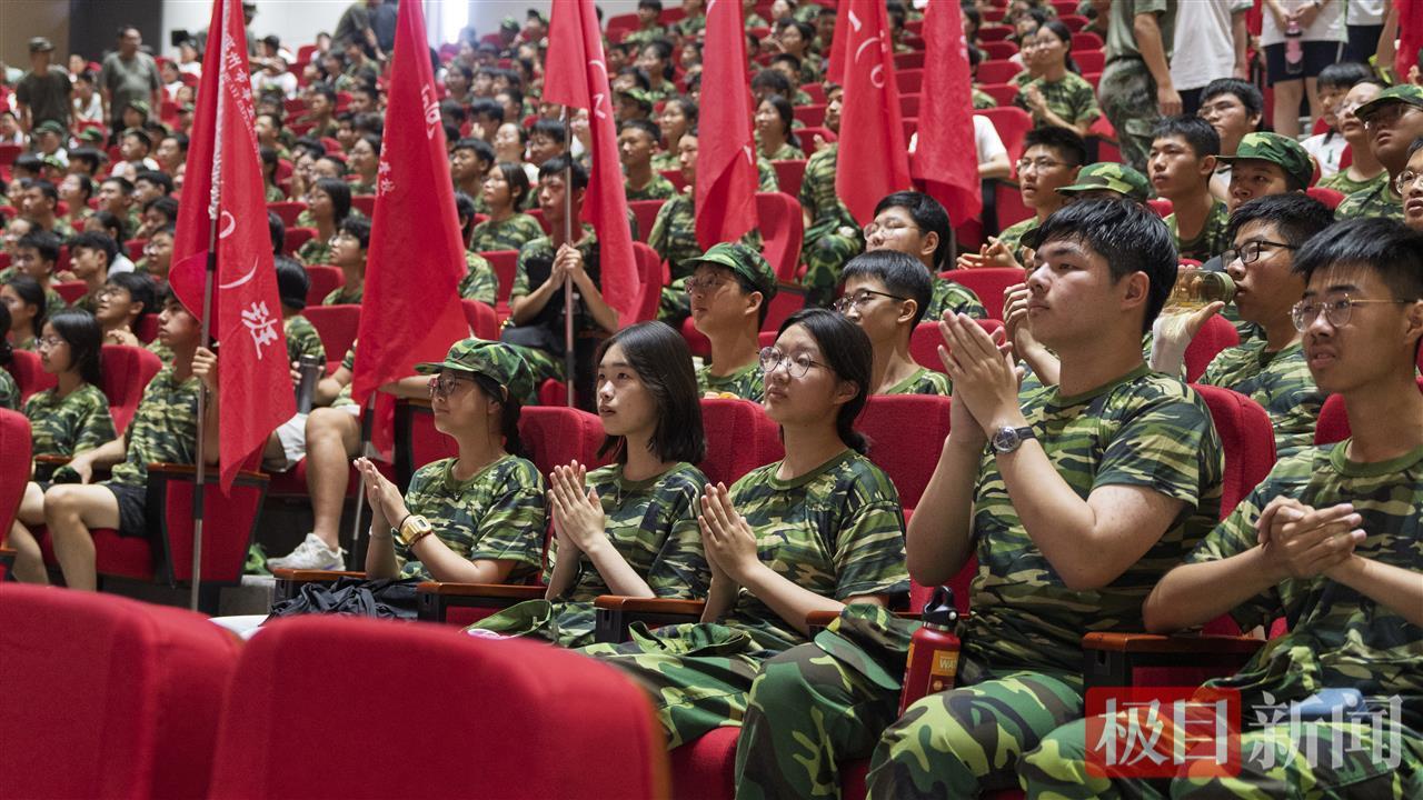 这堂超燃的阅兵观摩课，让“家国”二字住进新生们的心里