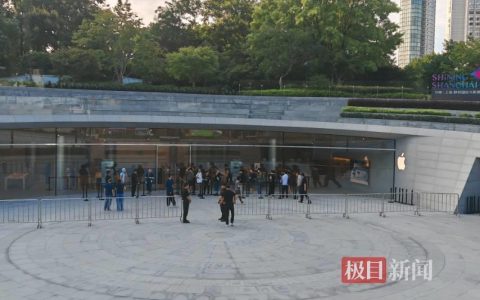 iPhone 17系列发售首日，记者在上海实探“最大旗舰店”：有人凌晨2点从常州坐车来排队取货