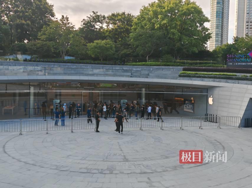 iPhone 17系列发售首日，记者在上海实探“最大旗舰店”：有人凌晨2点从常州坐车来排队取货