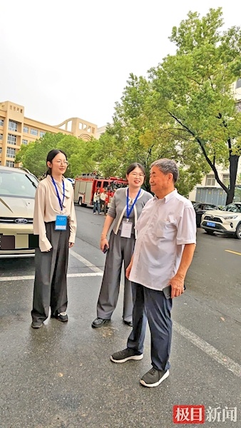 75岁老人昨日参加全国法考 直言法律工作一直是他的兴趣