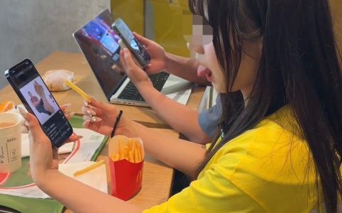 iPhone17开售首日，众网友解锁“吐舌头刷抖音”新玩法，苹果工作人员：确实能实现，就是有点废舌头