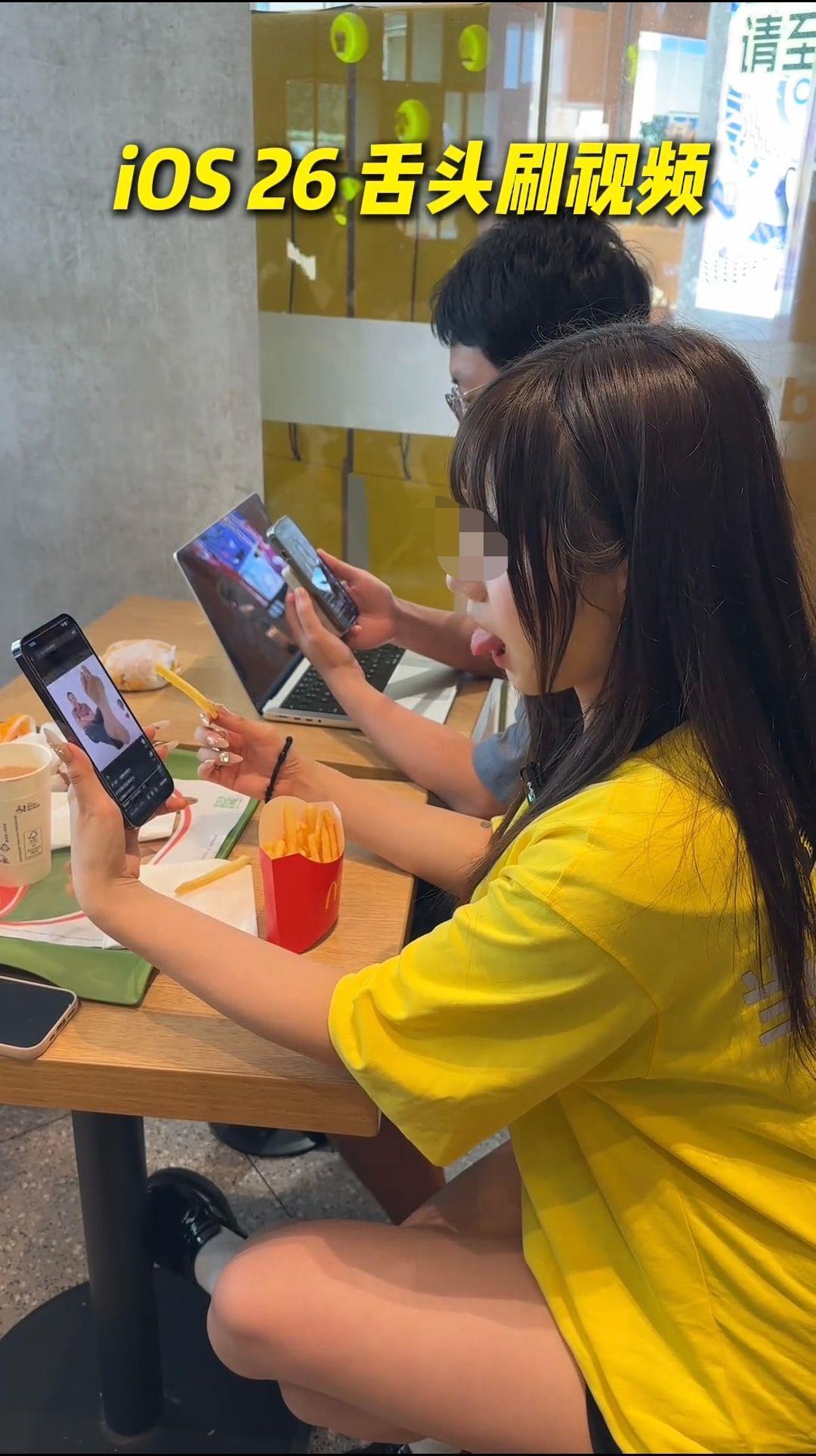 iPhone17开售首日，众网友解锁“吐舌头刷抖音”新玩法，苹果工作人员：确实能实现，就是有点废舌头