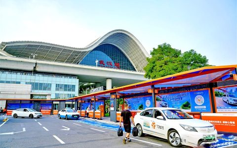 武汉站东广场风雨长廊投用 网约车候车更方便