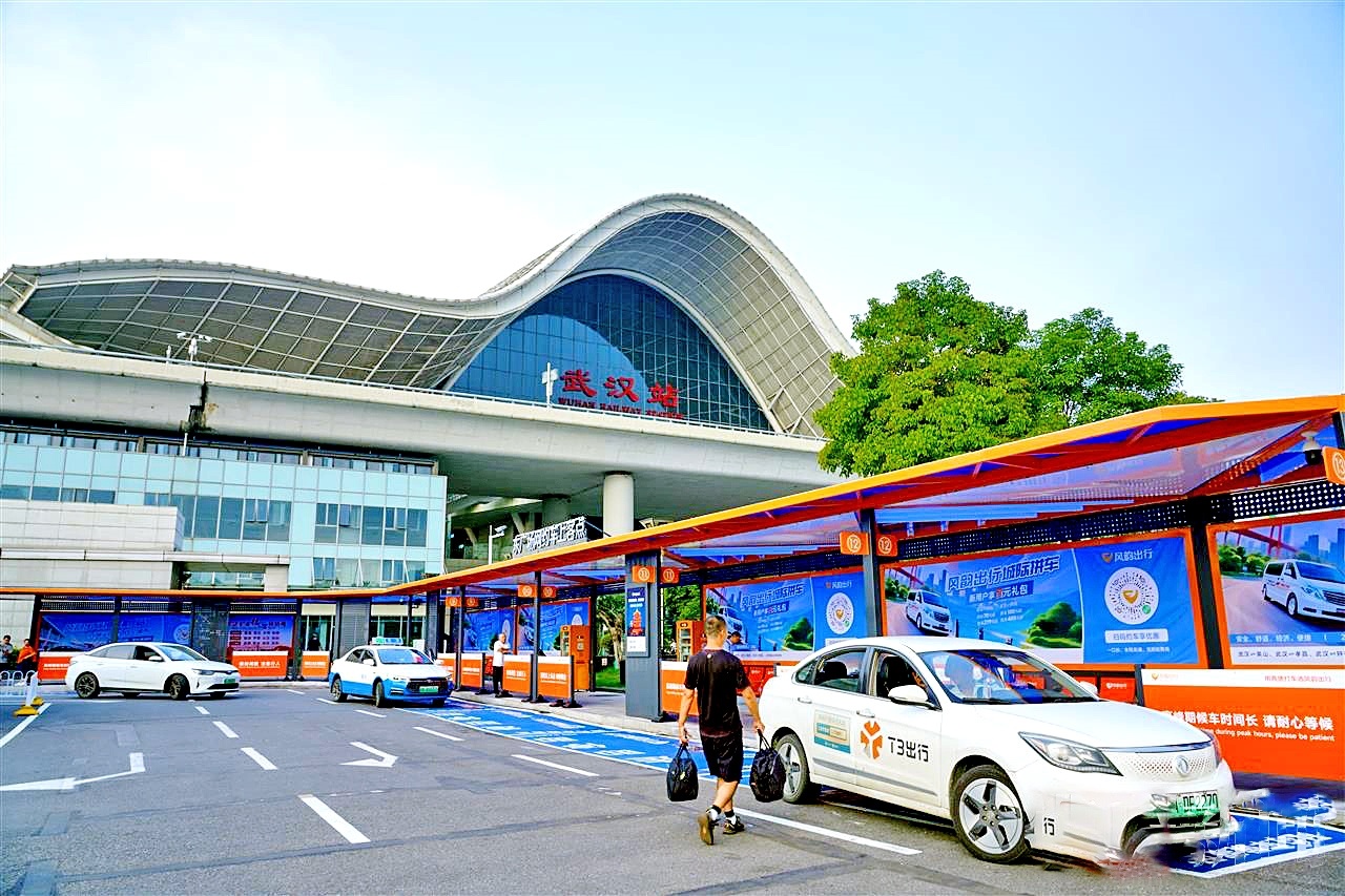 武汉站东广场风雨长廊投用 网约车候车更方便