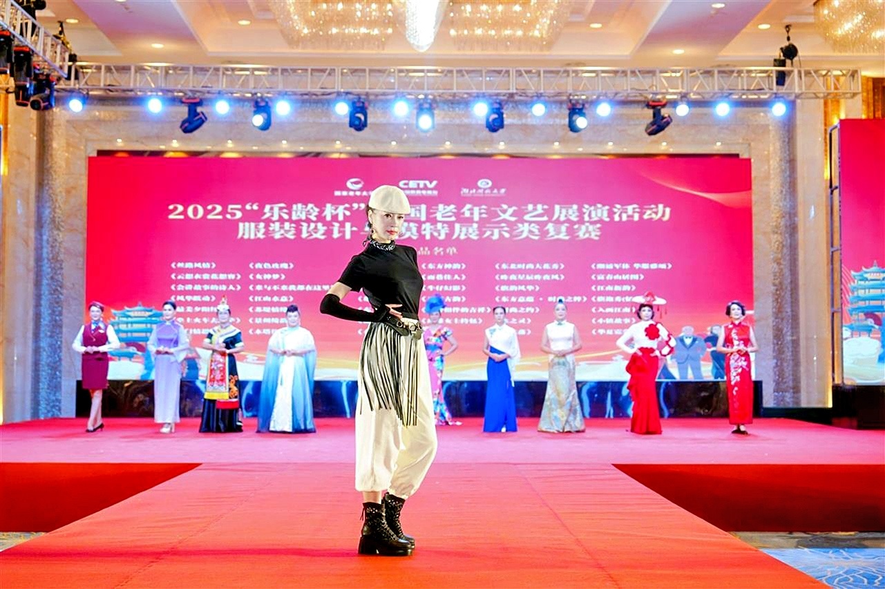 银发超模惊艳T台