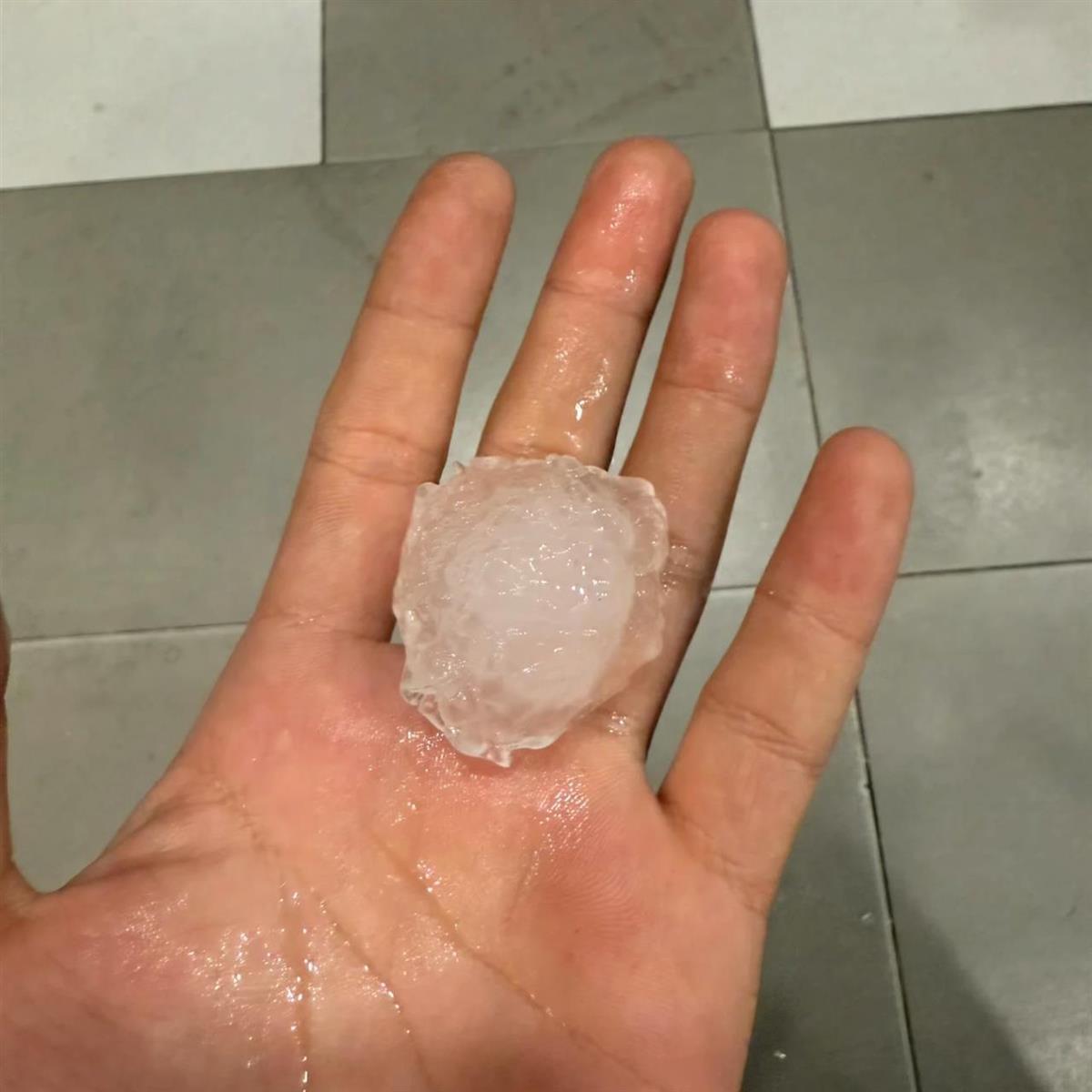 北京多地遭大风冰雹天气：私家车挡风玻璃被砸出窟窿，树木倒伏侵入地铁限界致列车延误