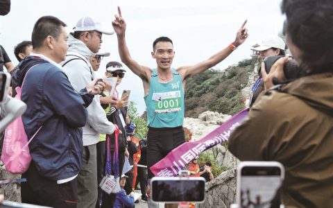 男子59分52秒登泰山 夺得国际登山赛冠军