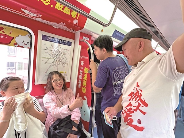 全国首个“英雄红”地铁涂鸦列车来啦