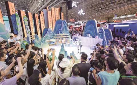 真企鹅现身站台 “恭小主”文创走俏 文旅博览会展区现场人气爆棚