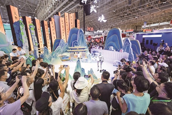 真企鹅现身站台 “恭小主”文创走俏 文旅博览会展区现场人气爆棚