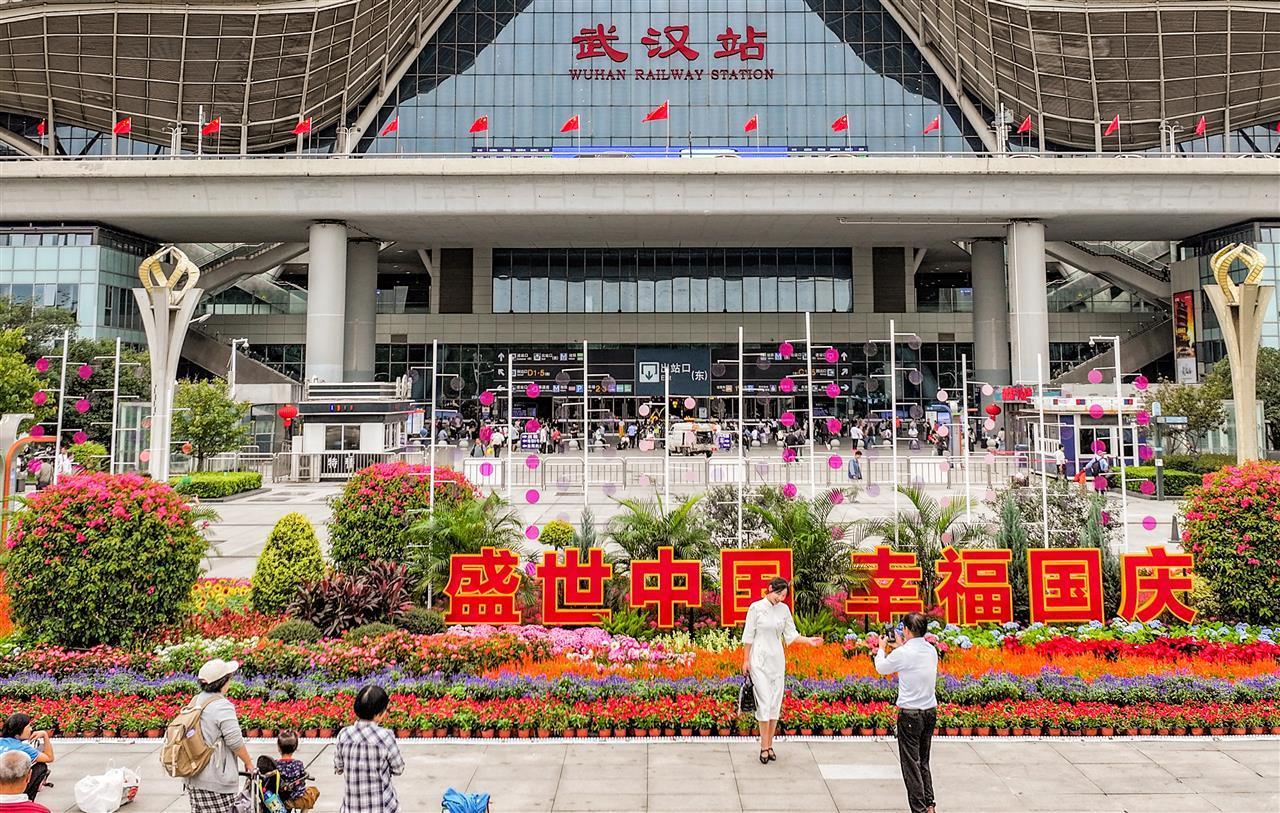花儿映红盛世，笑颜祝福祖国！30处园林精致小景闪耀武汉街头