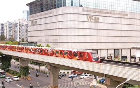 全国首个“英雄红”地铁涂鸦列车来啦