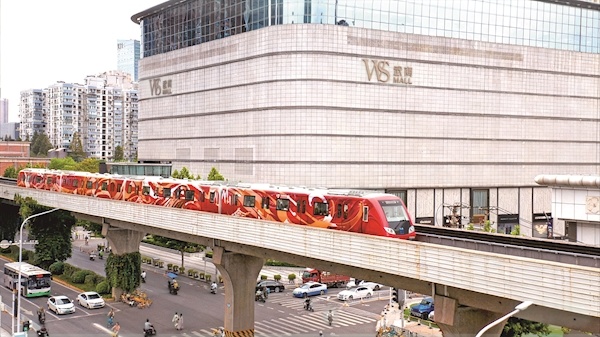 全国首个“英雄红”地铁涂鸦列车来啦