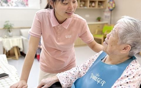 24小时在岗陪护“老小孩”们 “孙女家长”是名99后