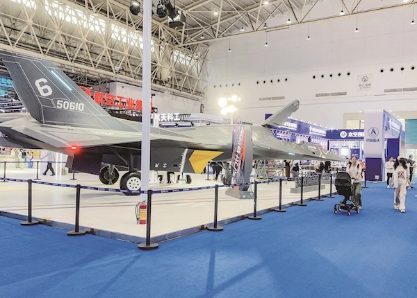 首届国防军工文博会在汉开幕 “白帝”“胖五”等大国重器登场