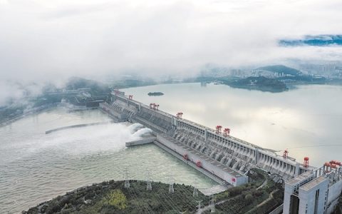 三峡水库今年首次开闸泄洪