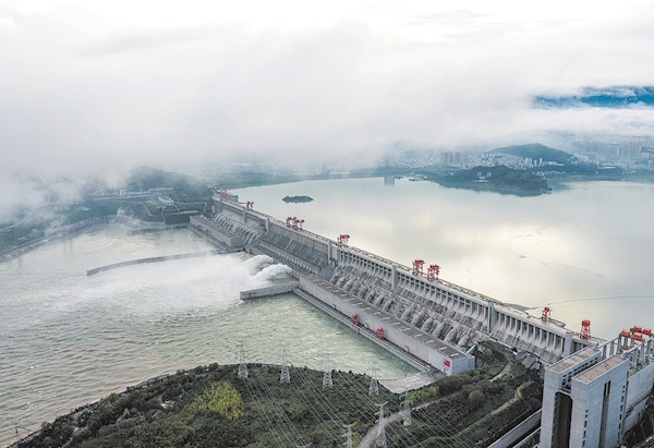 三峡水库今年首次开闸泄洪