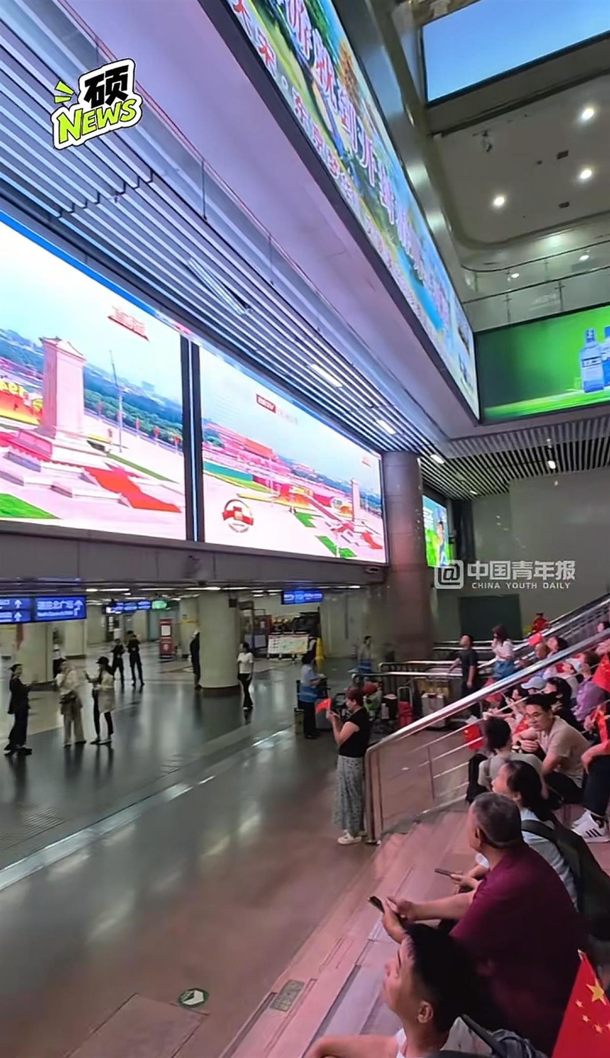 阅兵直播网络视听平台收视逾19.2亿人次,车站、机场、医院大屏同步播放,旅客驻足观看齐唱国歌,有人激动落泪