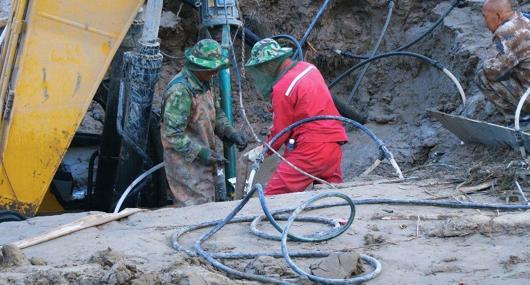 挖机参与抗洪抢险陷入沼泽近两月，施工队六次救援未能助它脱困，目击者：挖机原价36万元，如成功救出老板愿出5万元酬谢