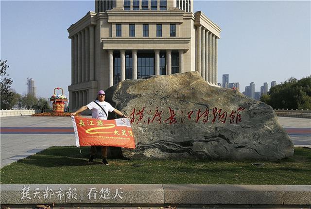 72岁武汉大爷上海业余跳水赛斩获第4名，系参赛年龄最大选手，15年前曾沿长江游泳1200公里到上海看世博会