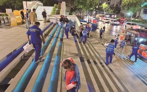 绚烂璀璨的开幕式后，武汉水务人连夜完成清场保洁 武汉江滩今天晨练照旧