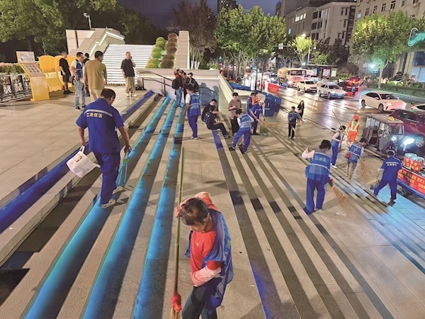 绚烂璀璨的开幕式后，武汉水务人连夜完成清场保洁 武汉江滩今天晨练照旧