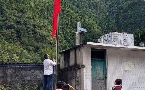 广西1名乡村学校老师带3名小学生升旗，老师：我身兼校长、班主任、任课老师，还带幼儿班