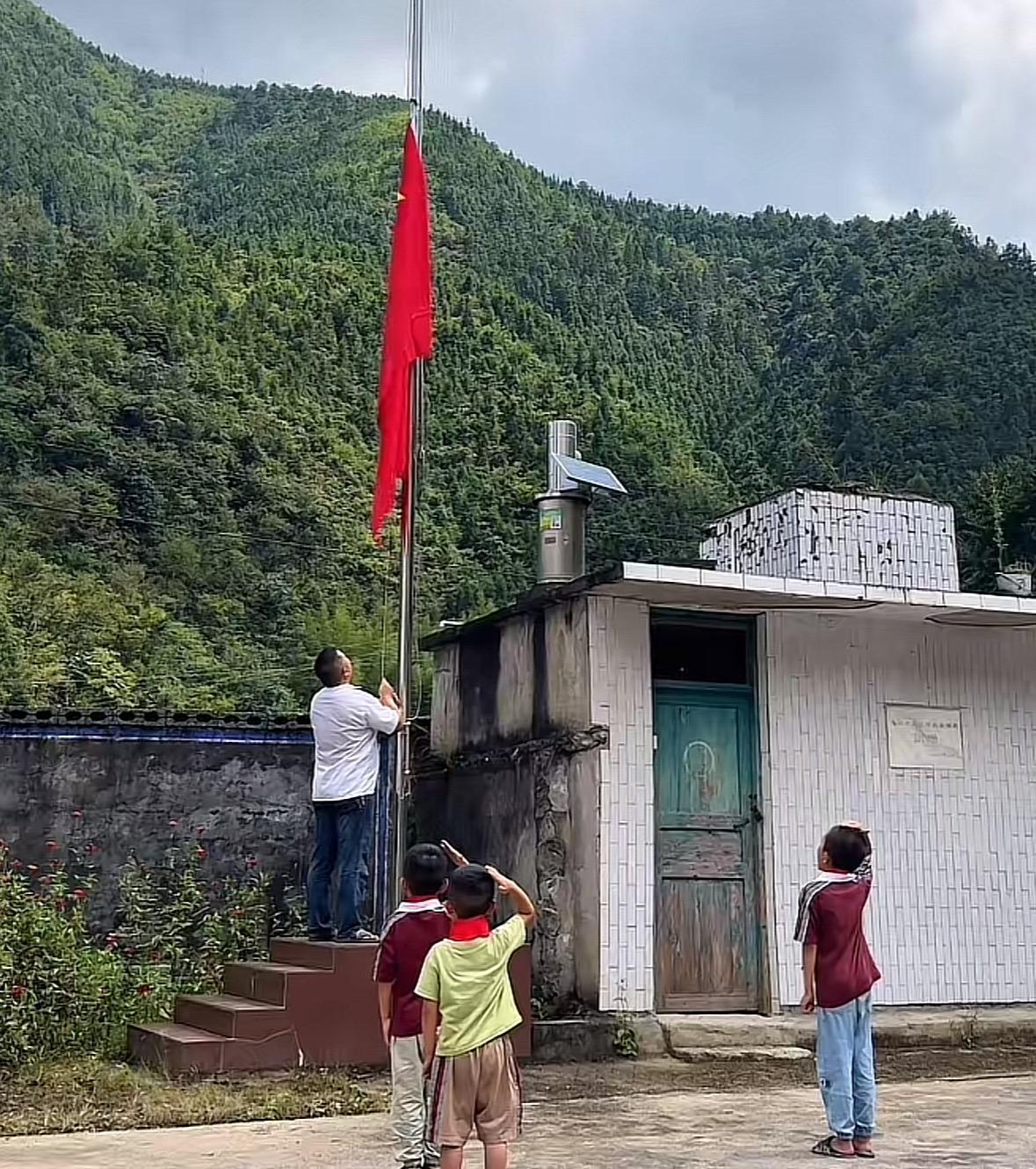 广西1名乡村学校老师带3名小学生升旗，老师：我身兼校长、班主任、任课老师，还带幼儿班