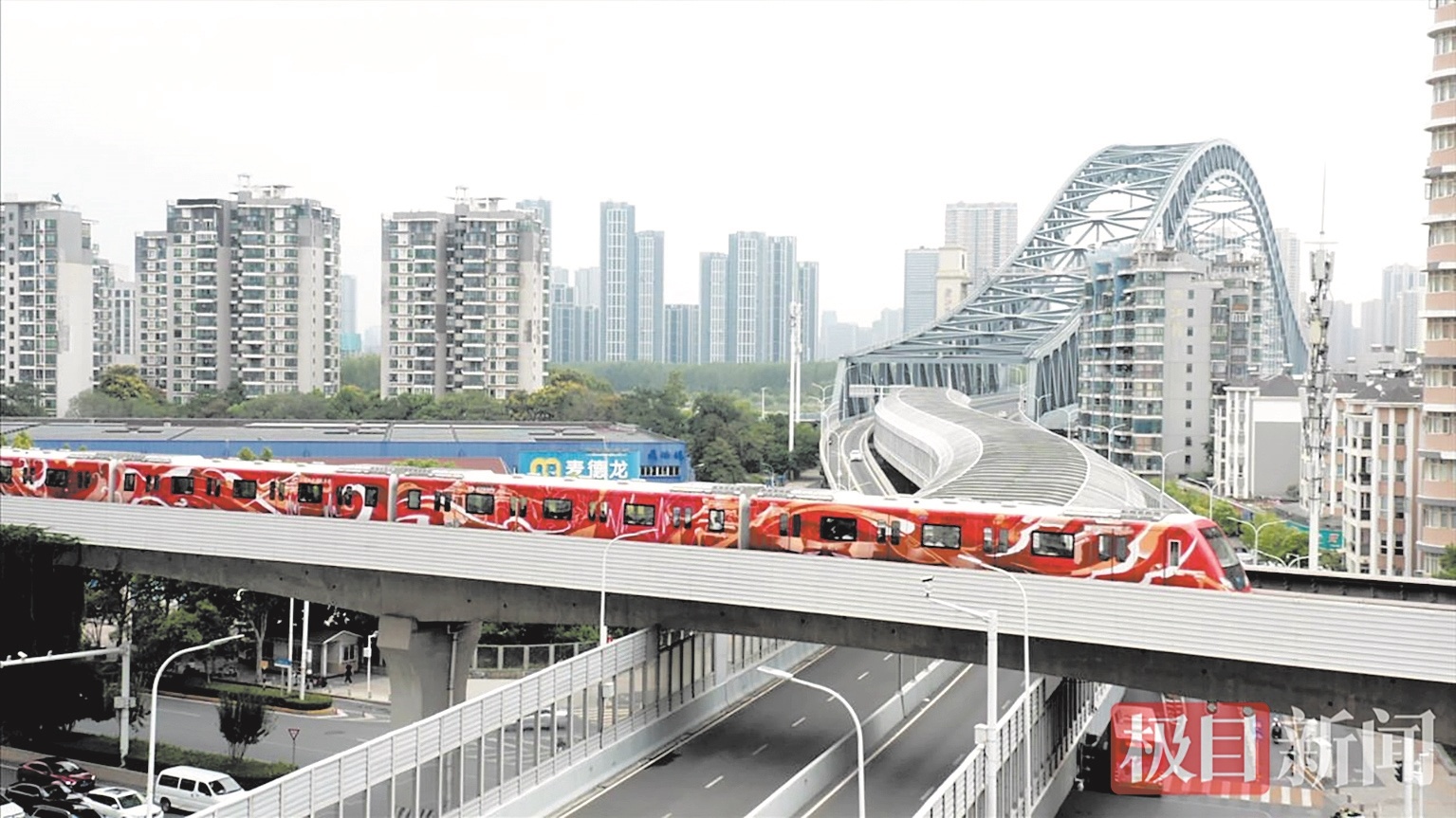 全国首个“英雄红”地铁涂鸦列车来啦