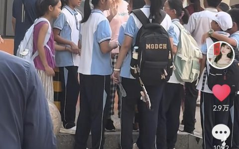 小学门前这一幕令人动容！烟台多名小升初学生回校看望老师，有男孩激动落泪，当事老师：孩子们隔老远就喊我，非常感动和欣喜